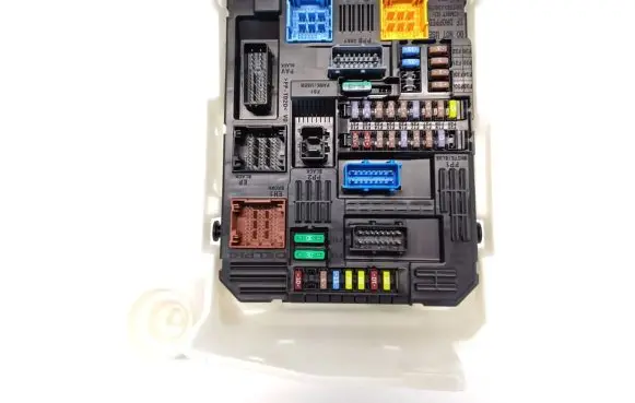 Peugeot 208 Fuse module 9846483280