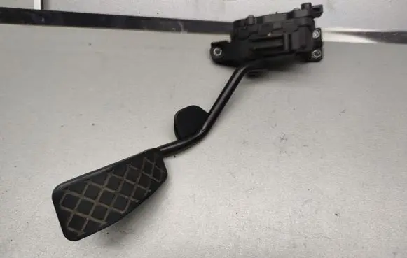 Volkswagen PASSAT B5.5 Accelerator throttle pedal 8E2721523