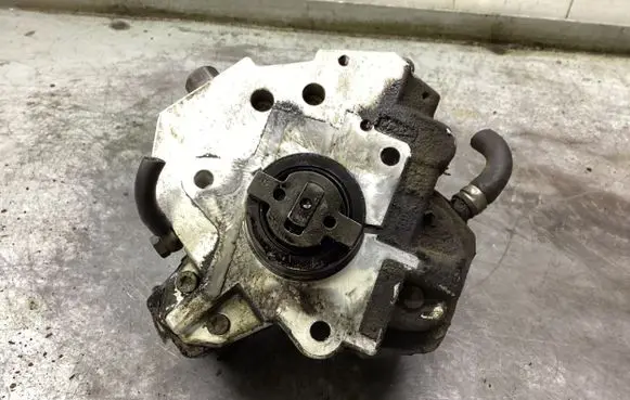 Volvo V70 Fuel injection high pressure pump 8689590 0445010043