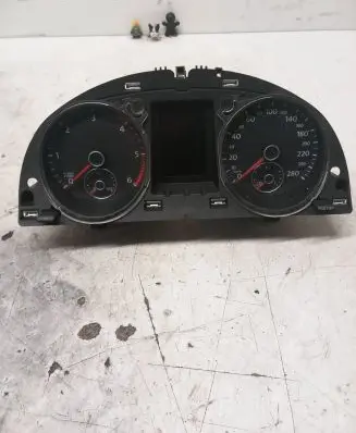 Volkswagen PASSAT CC Speedometer (instrument cluster) 3C8920870C