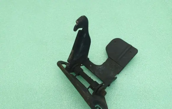 Land Rover Discovery 4 - LR4 Engine bonnet (hood) release handle