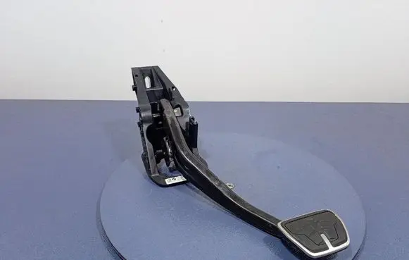 Accelerator throttle pedal