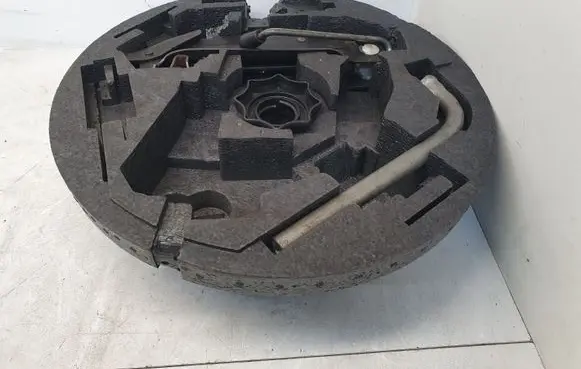 Volkswagen Golf V Tool set 8P0012109
