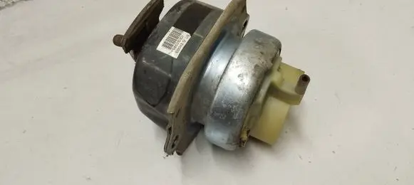 Engine mount bracket