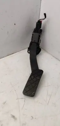 Accelerator throttle pedal