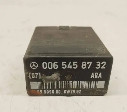 Mercedes-Benz E W124 Fuel pump relay 0065458732 A0065458732