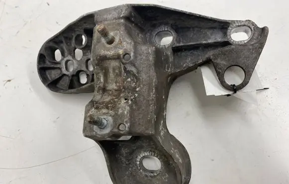 Audi A4 S4 B7 8E 8H Engine mounting bracket 8E0199351F