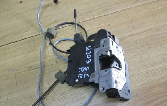 Mercedes-Benz C W203 Front door lock 2037200135