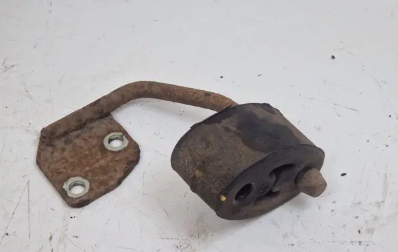 Land Rover Freelander 2 - LR2 Muffler mount bracket/holder 09186408