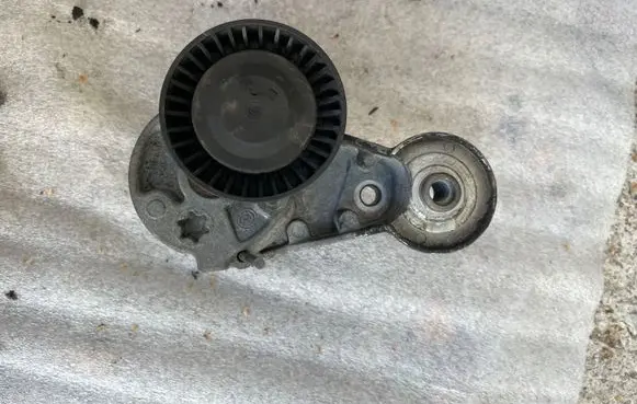 Volvo V70 Alternator belt tensioner 