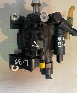 Renault Megane III Fuel injection high pressure pump 8200704200 5WS40565 A2C53252602