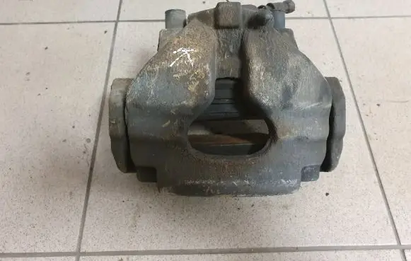 Volkswagen Multivan T5 Front brake caliper