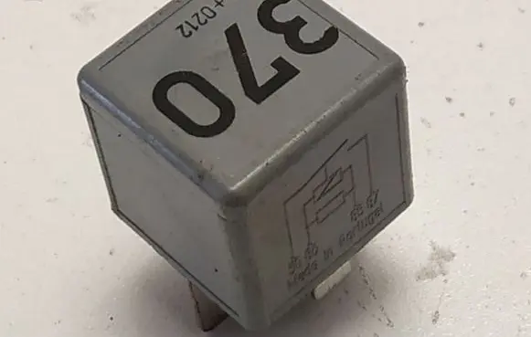 Volkswagen PASSAT B5.5 Other relay 8D0951253