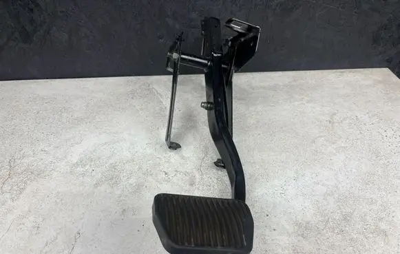 Volvo XC70 Brake pedal 