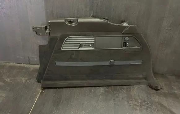Volkswagen Touareg II Trunk/boot side trim panel 7P6867038D 7P6863820