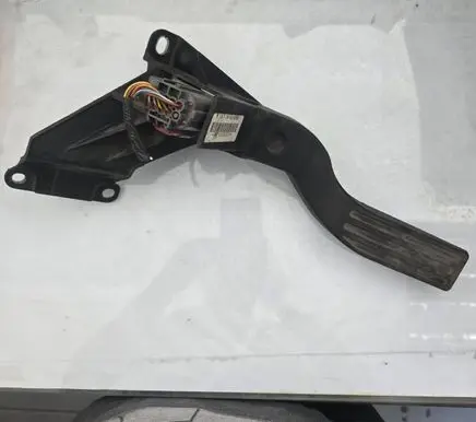 Ford Mondeo Mk III Accelerator throttle pedal 1S719F836BB 107500000121