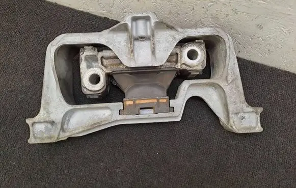 Mercedes-Benz CLA C117 X117 W117 Engine mount bracket A2462402617