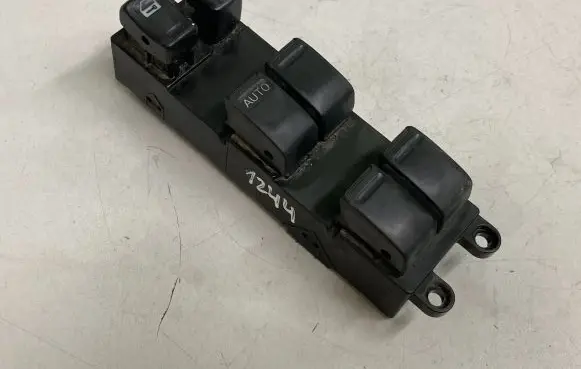 Nissan X-Trail T30 Electric window control switch