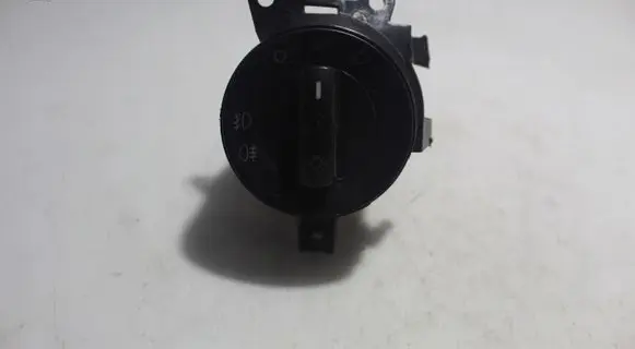 Volkswagen Polo IV 9N3 Light switch