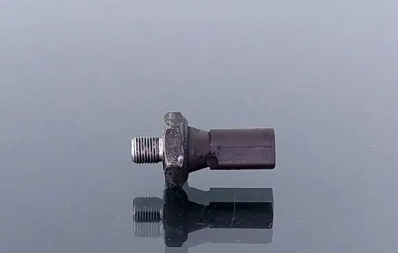 Volkswagen PASSAT B5 Oil pressure sensor 068919081A