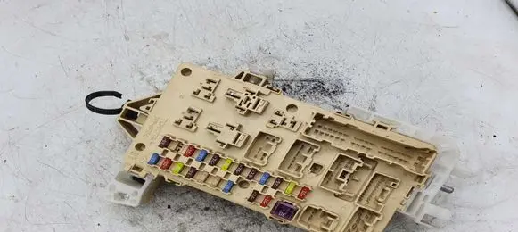 Toyota Corolla Verso E121 Fuse module 0607031851350