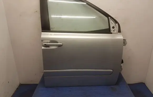KIA Carnival Front door