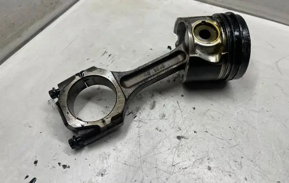 Hyundai Santa Fe Piston with connecting rod