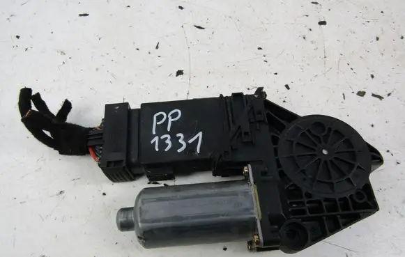 Volkswagen PASSAT B5 Front door window regulator motor 