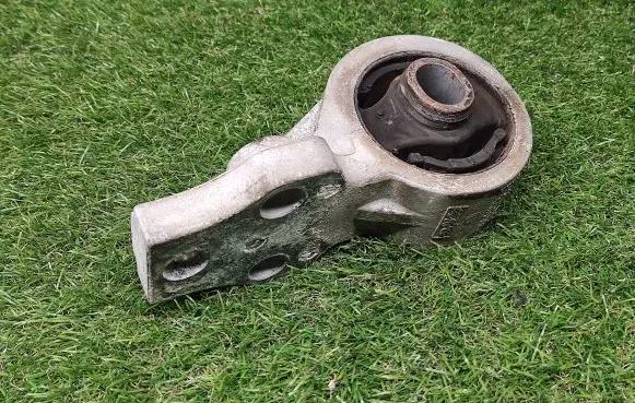 Ford Escape Engine mount bracket 5L846E037A 5L846E037B