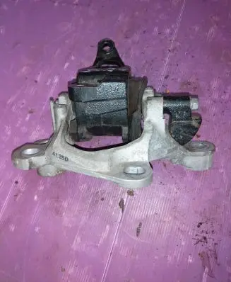 Mazda 6 Engine mount bracket