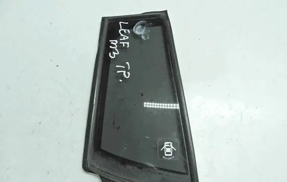 Nissan Leaf I (ZE0) Rear vent window glass 822723NA0A
