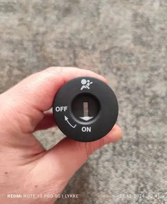 Passenger airbag on/off switch
