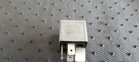 Volkswagen PASSAT B5 Other relay 8D0951253 V23134-J52-X300