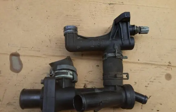 Ford Maverick Thermostat housing 