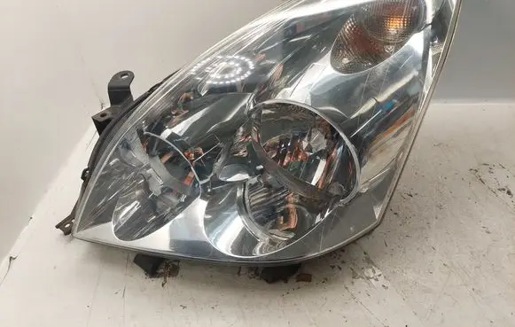 Toyota Corolla Verso AR10 Headlight/headlamp 811700F010