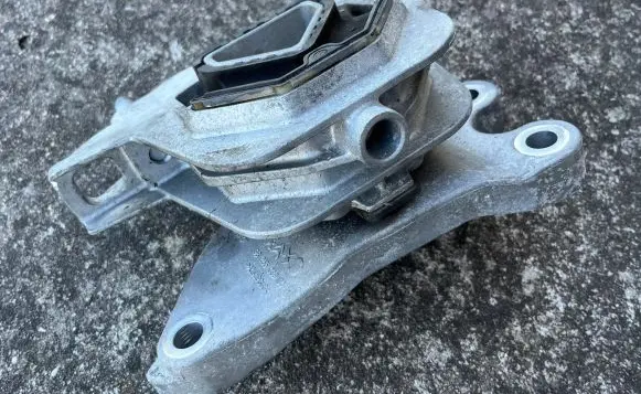 Peugeot 2008 II Engine mount bracket 9826533880