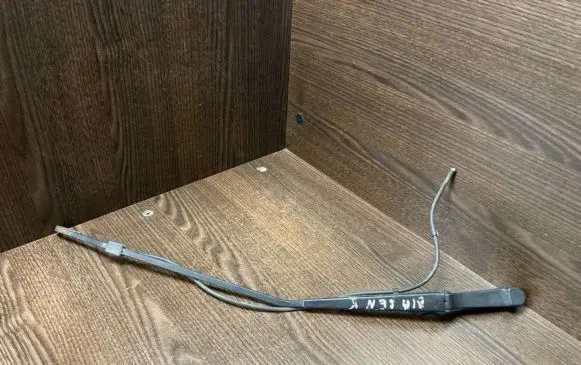 Mercedes-Benz Sprinter W901 W902 W903 W904 Front wiper blade arm 9018200044