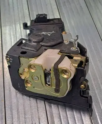 Mazda 2 Front door lock P3M71A219A64DH DE9058G