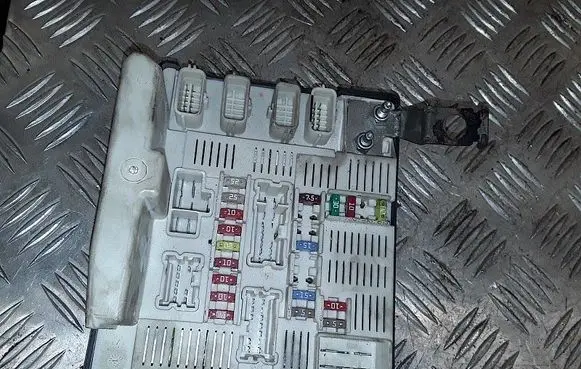 Renault Megane II Fuse module 8200481866