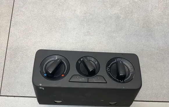 Audi A1 Climate control unit 8X0820045