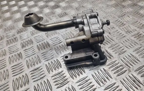 Volkswagen Touran I Oil pump 03G115105