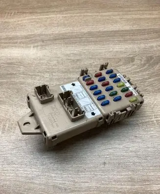 Subaru Forester SG Fuse module 306218 LB100602B