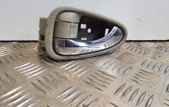 Toyota Avensis T270 Front door interior handle