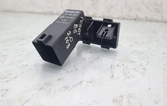 Volkswagen PASSAT B6 Glow plug pre-heat relay 038907281D
