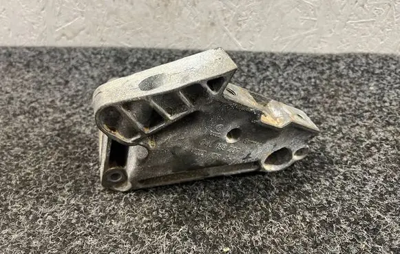 Engine mounting bracket