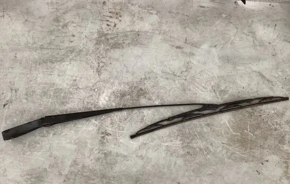 Windshield/front glass wiper blade