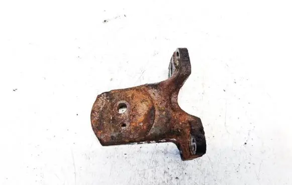Toyota Land Cruiser (J120) Engine mounting bracket