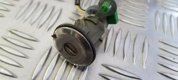 Nissan Primera Front door lock (next to the handle) 