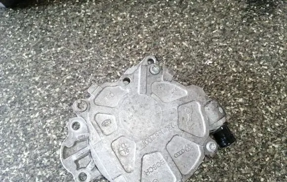 Volkswagen PASSAT B7 Vacuum pump 03L145100F