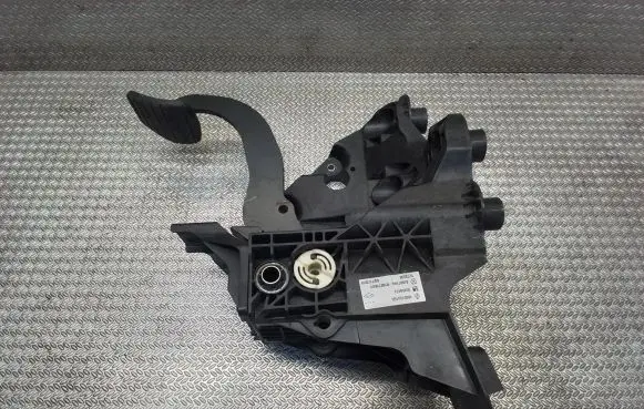 Renault Trafic III (X82) Brake pedal 465016415R 93459474
